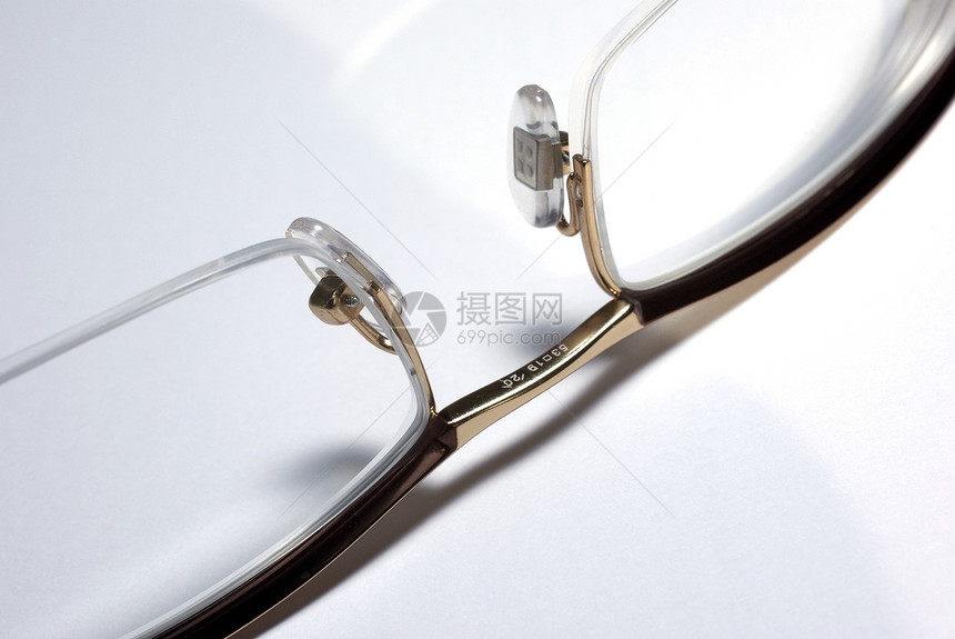 白色背景的眼镜紧贴塑料眼睛验光镜片反射医疗框架配镜师光学眼科图片