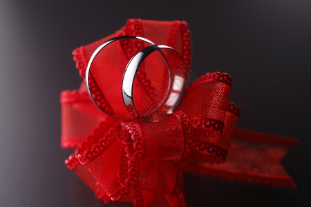 银色结婚戒指婚礼红色订婚首饰丝带背景图片