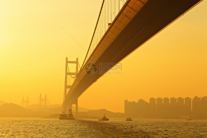 日落时的马桥运输街道市中心海洋运动蓝色汽车城市曲线天空图片