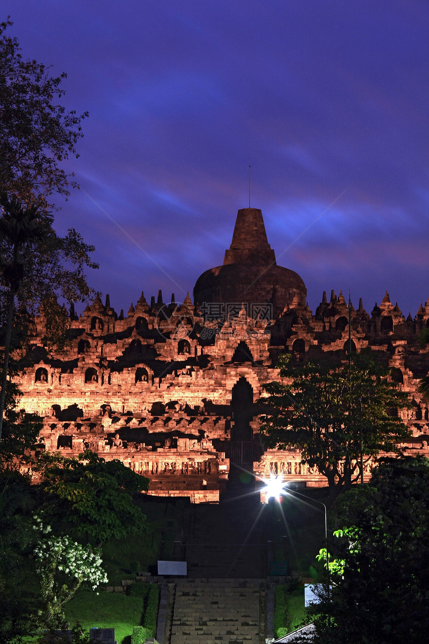 黄昏的Borobudur寺庙宗教天空石头上帝蓝色传统金字塔佛塔日落纪念碑图片