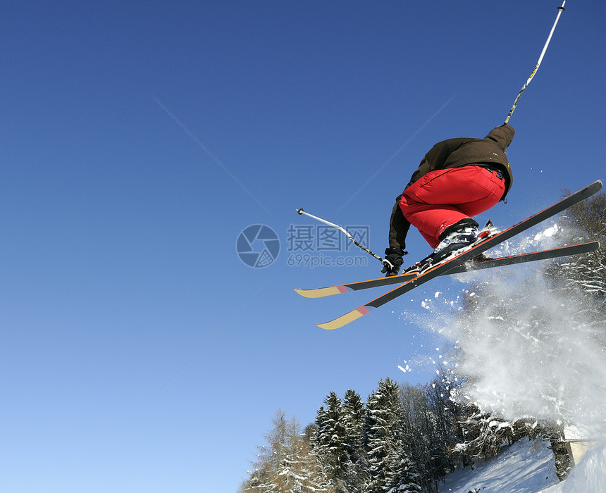 跳跳滑雪机假期运动孩子天空青少年冻结乐趣木板季节滑雪图片