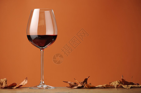 一杯红酒 放在木头的架子上背景图片