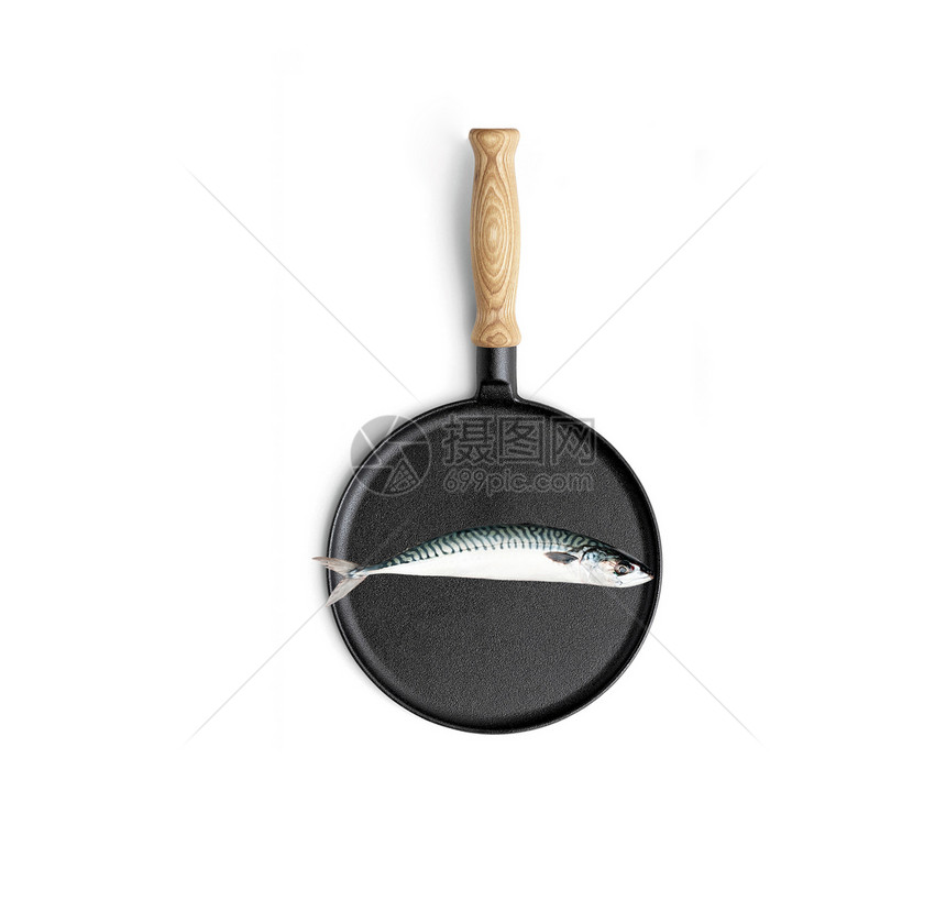 孤立地在煎锅中煮鱼图片