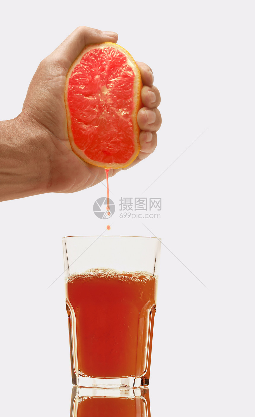 将橙汁从橙汁中倒入玻璃杯图片