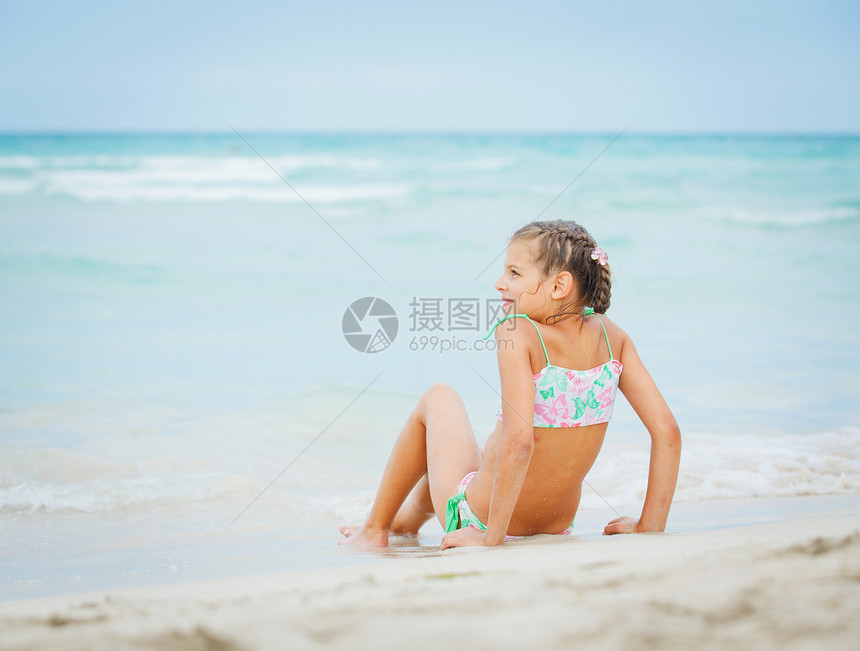 在海滩度假的可爱快乐的小姑娘儿太阳镜异国支撑女孩太阳热带孩子海岸情调喜悦图片