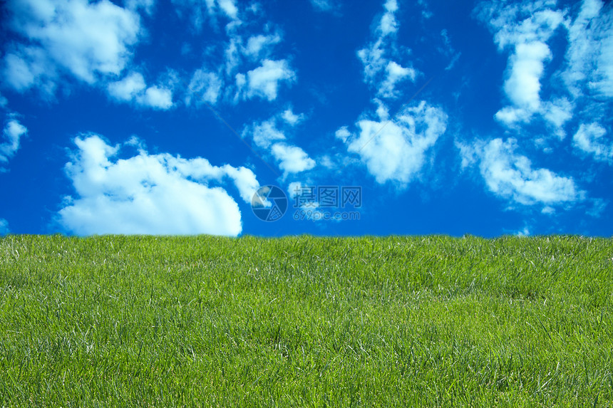 蓝云天空和绿草自由晴天气象气候草地活力环境阳光臭氧场景图片