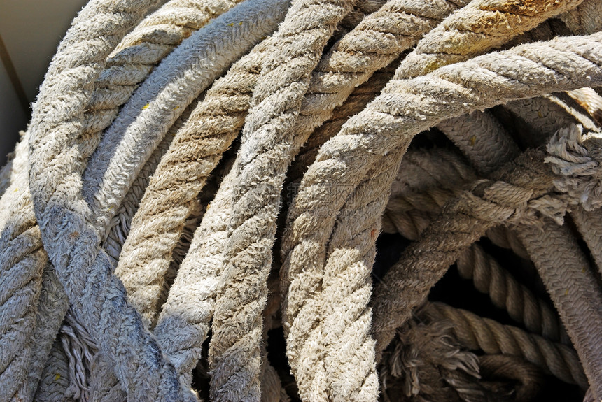 挂在游艇上作为背景航行的绳索图片