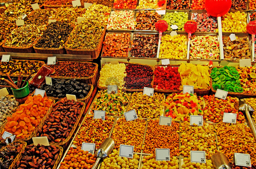 巴塞罗那市场有丰富的坚果 水果和甜食图片