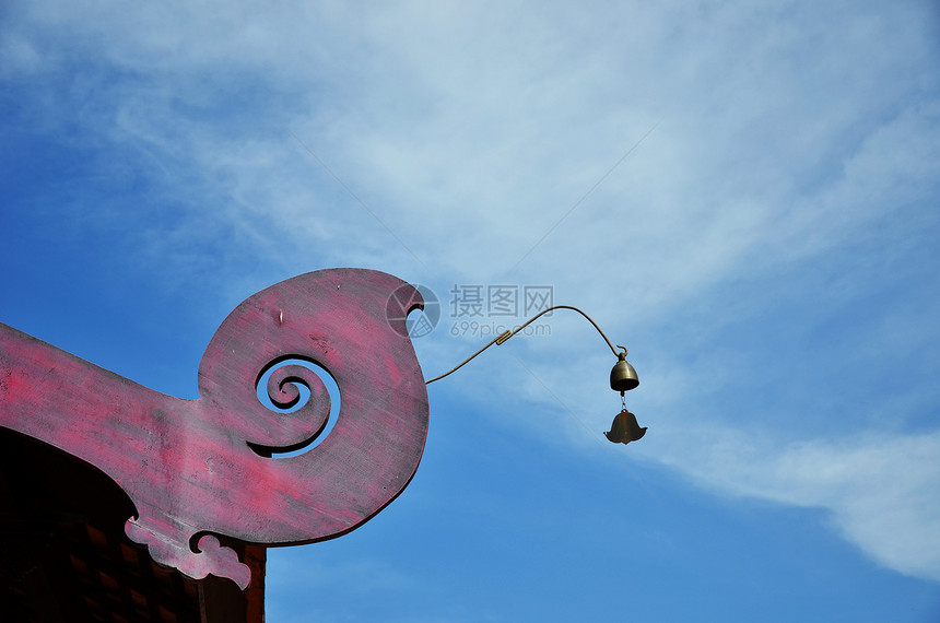 钟声黄铜宗教艺术教会文化寺庙历史性传统天空游客佛教徒图片