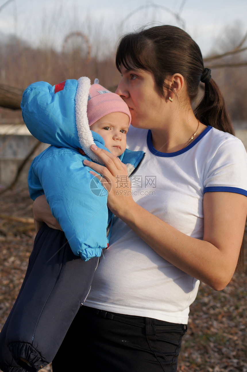 年轻母亲与你的孩子在公园散步孩子们女性肩膀女孩父母晴天微笑童年眼睛婴儿期图片