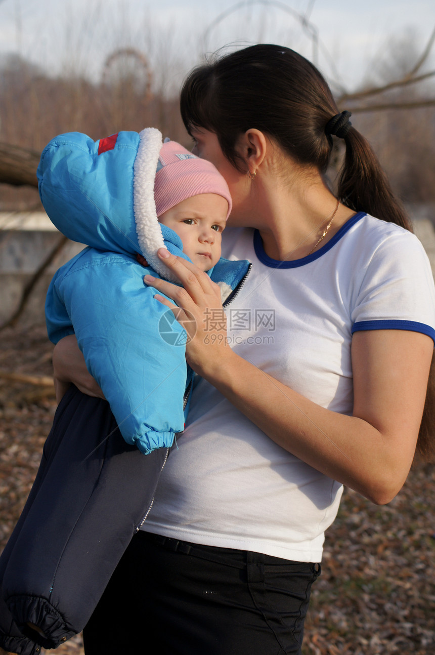 年轻母亲与你的孩子在公园散步儿子晴天童年眼睛父母婴儿期家庭女孩女性男生图片