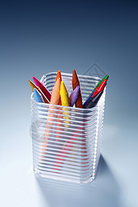 蜡笔艺术创造力染色学校蓝色塑料盒子用品学习颜色背景图片