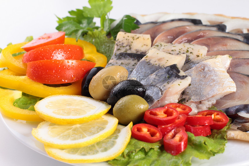 蔬菜菜盘上的鲜鱼茴香面包用餐鲱鱼熏制早餐海鲜营养午餐勺子图片