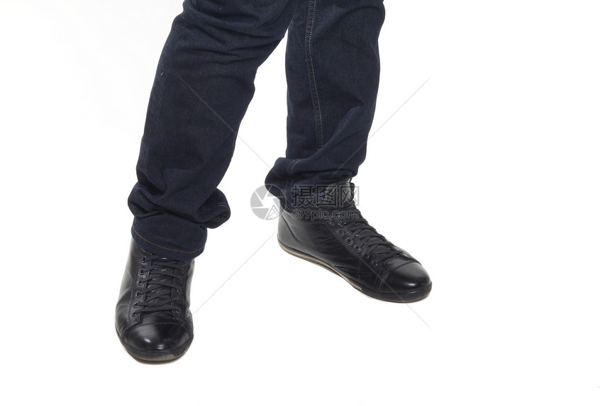 穿蓝裤子和黑鞋的男子脚鞋类男人皮革插图凉鞋夫妻管理人员男性裙子商业图片