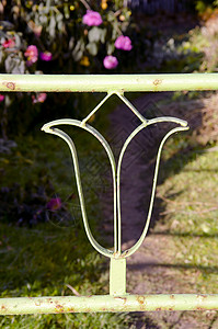钢铁阳台栏杆装饰和花园碎片背景图片