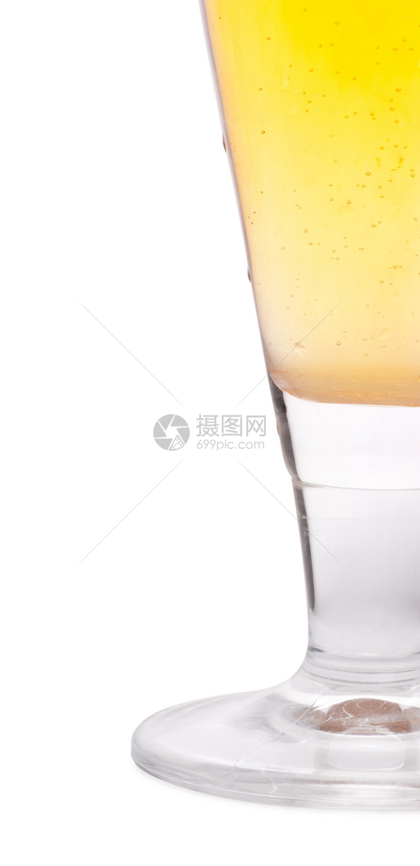 啤酒宏观摄影飞沫杯子木板阳光棕色玻璃气泡饮料图片