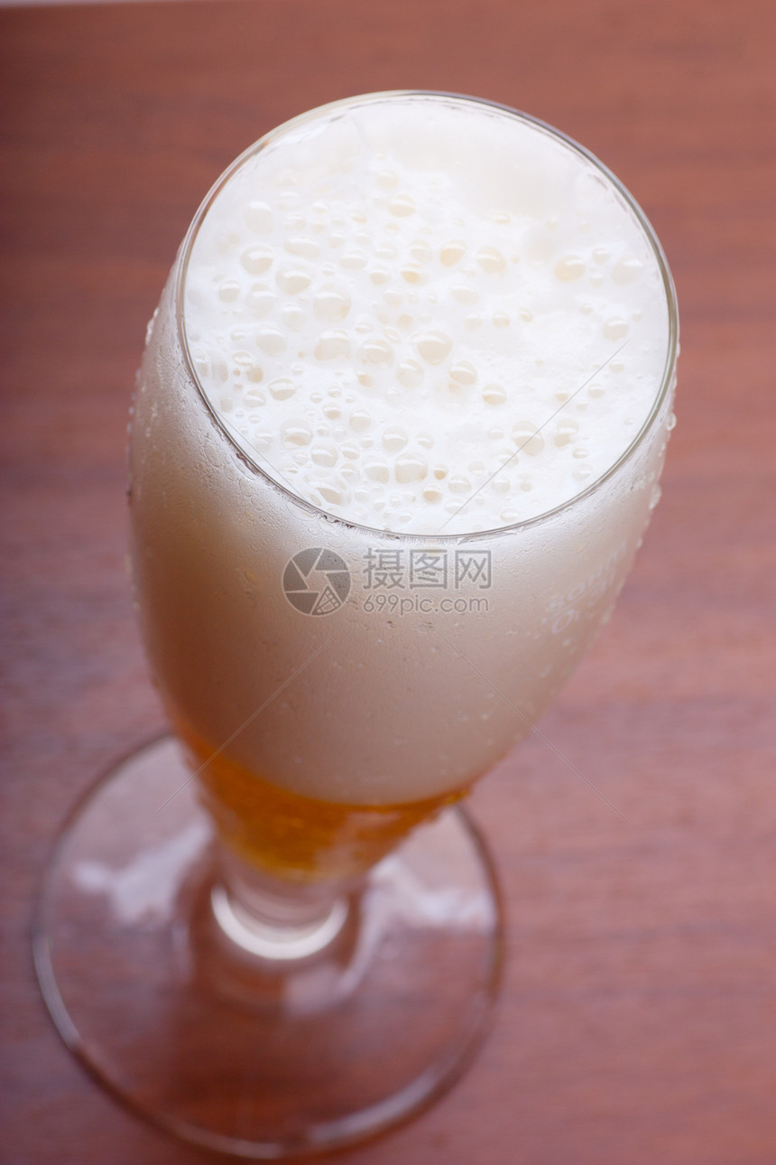 啤酒饮料阳光摄影食物酒吧气泡派对杯子酒精桌子图片
