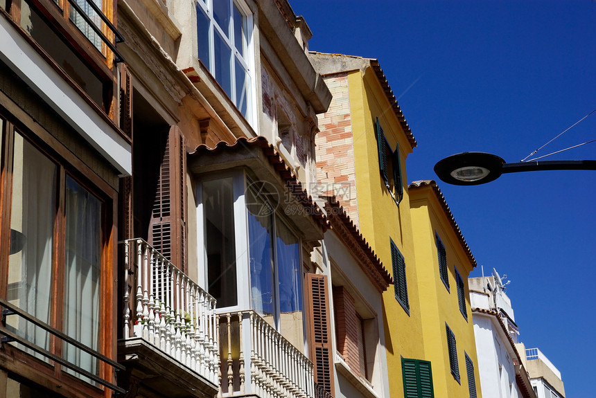 西班牙典型的城市风景蓝色房子场景文化生活旅游天空路灯石头窗户图片
