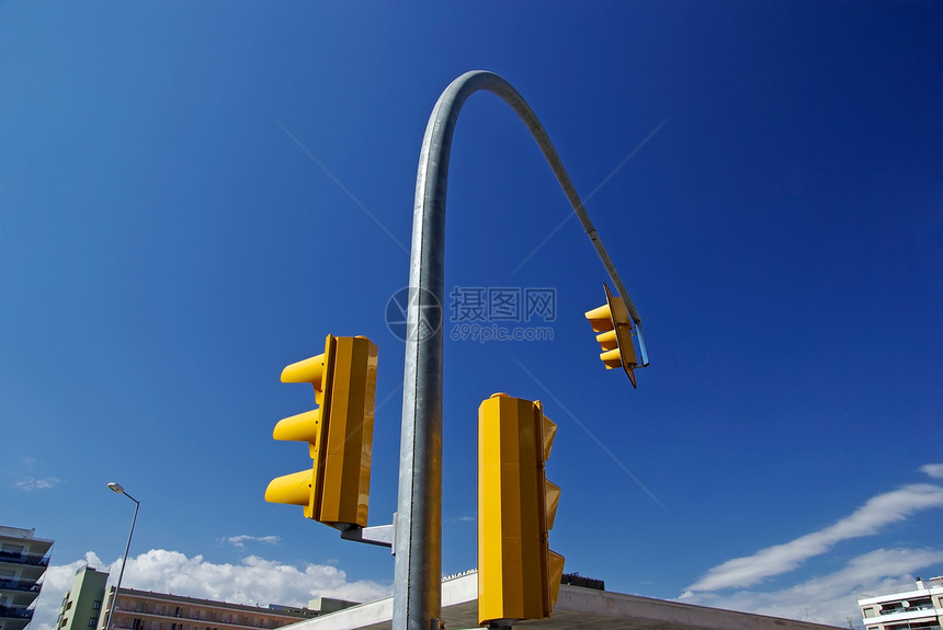 由黄色街头交通控制灯光构成的曲线 Llo警告旅行信号弯曲对角线红绿灯建筑街道路口蓝色图片