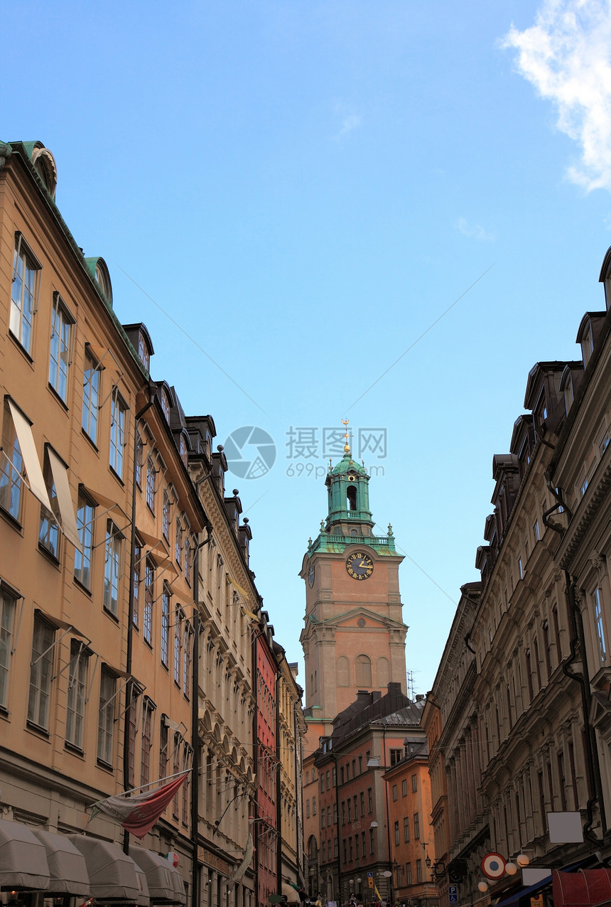 旧的斯德哥尔摩窄小街道 瑞典欧洲城市房子宗教鹅卵石蓝色中心旅游框架建筑橙子图片