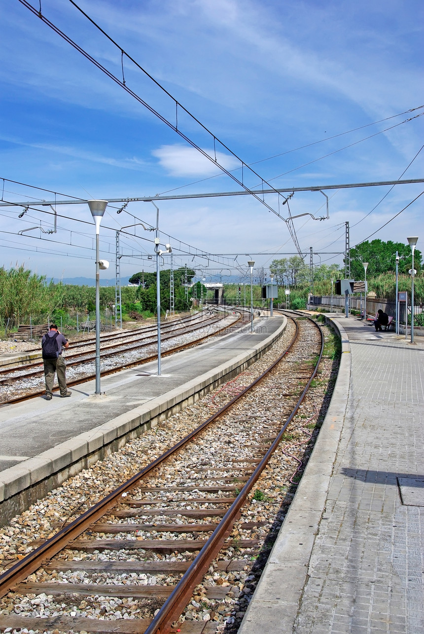 西班牙布拉内斯的铁路中途站过境平台碎石金属路口天空车站通勤者电缆速度图片