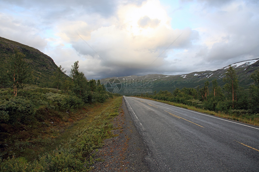 从奥斯陆到卑尔根的公路 挪威 扫描欧洲天空环境旅行风景农村小路爬坡国家框架场景图片
