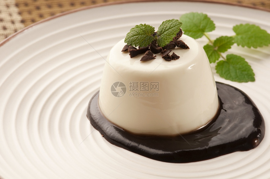 配巧克力和香草豆的Panna Cotta棉花美食玻璃糖果刨花奶油食物漩涡盘子奶制品图片