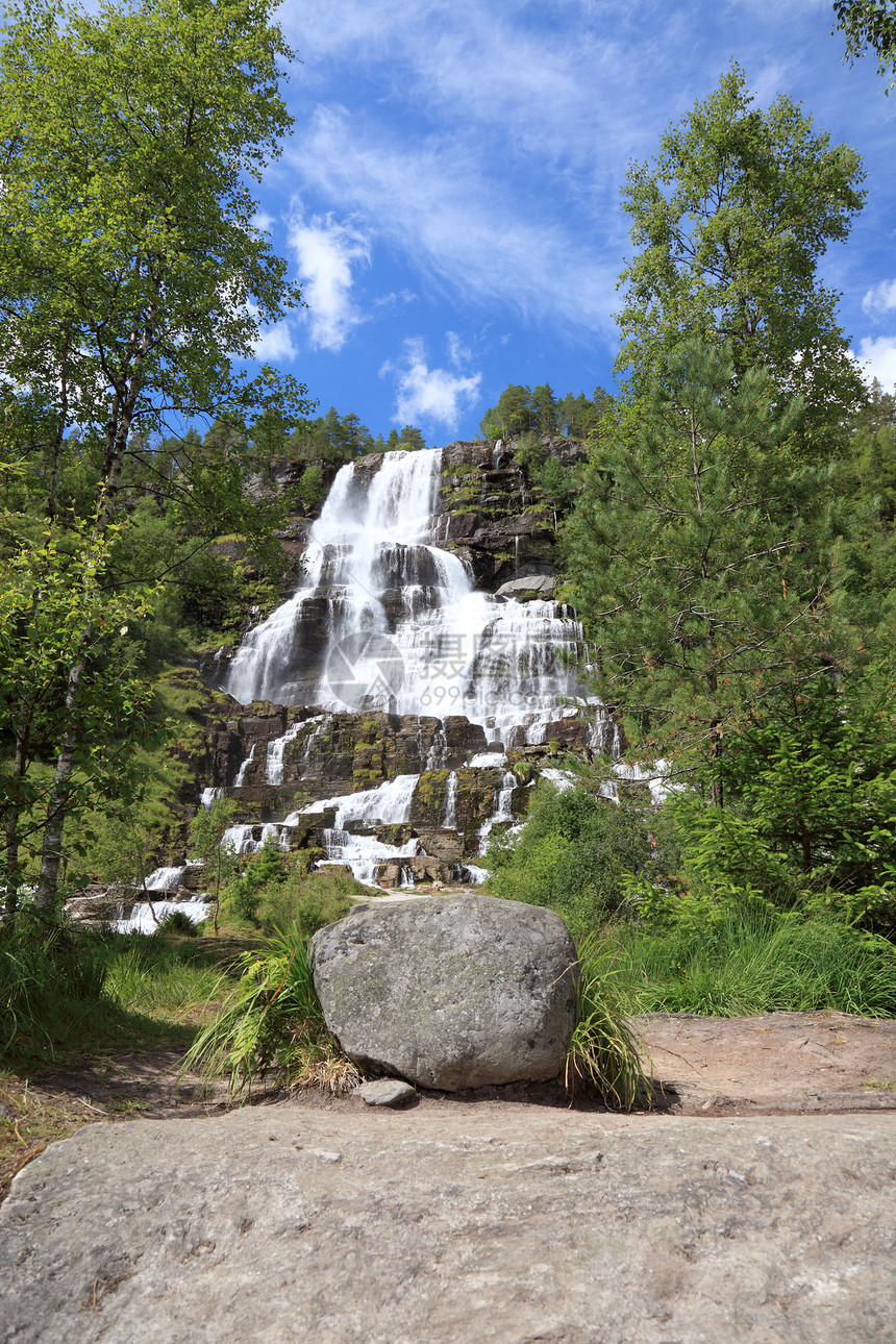 挪威 斯堪的纳维亚欧洲美丽的瀑布框架石头森林蓝色溪流旅行流动风景季节荒野图片