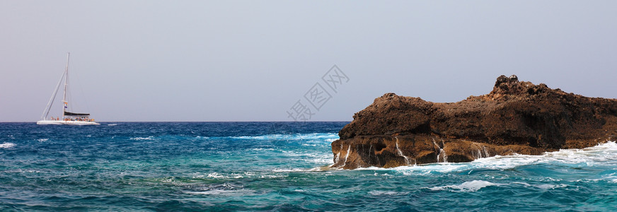 加那利岛特内里费附近帆船和岩石的全景高清图片