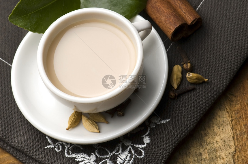 马萨拉沙伊泡茶小豆蔻叶子牛奶时间茶杯树叶红茶香料粉红色图片