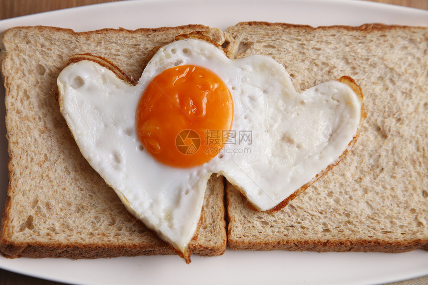爱的形状煎蛋食物小吃早餐营养油炸午餐心形盘子图片