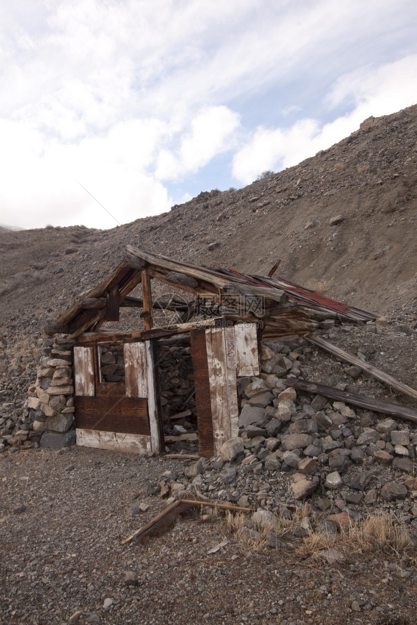沙漠中废弃的采矿棚小屋标志警告乡村危险图片