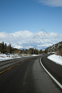 铺开道路 下雪雪森林荒野薄雾假期旅行公路风景风暴天气山脉背景图片