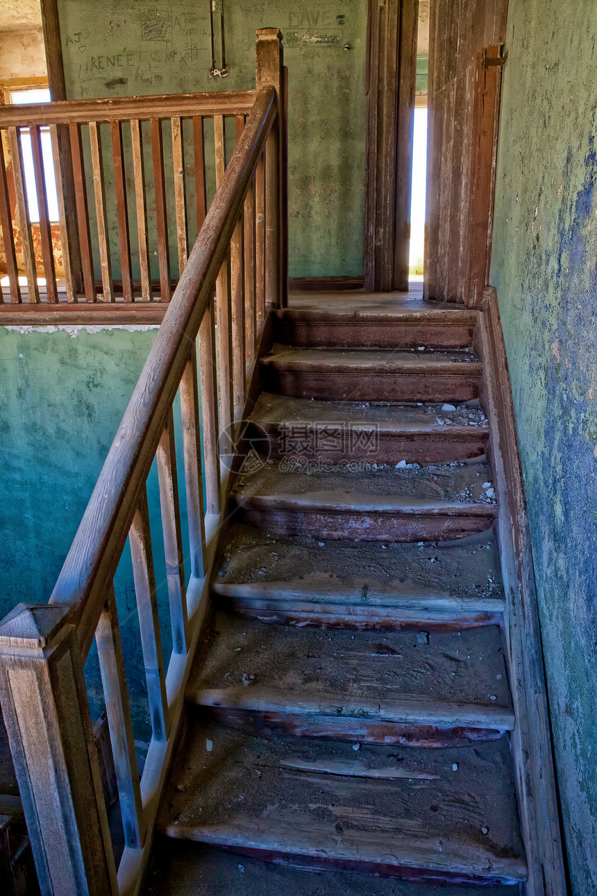 在的一所老房子里的楼梯图片