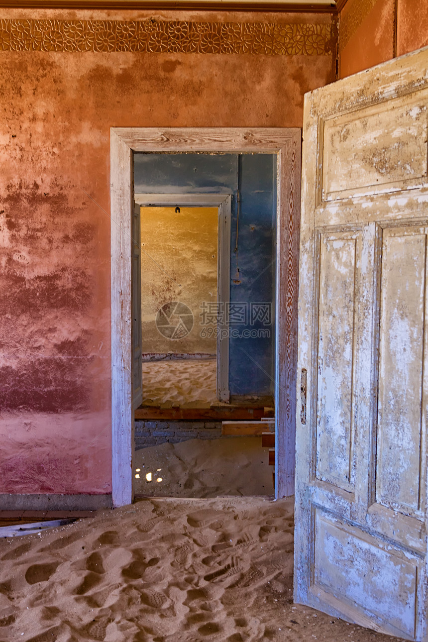 在卢德雷茨附近的Kolmanskop鬼城被沙丘取代的房屋图片