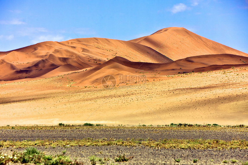 索苏韦莱附近纳米布努克卢夫国家公园的红色沙丘图片