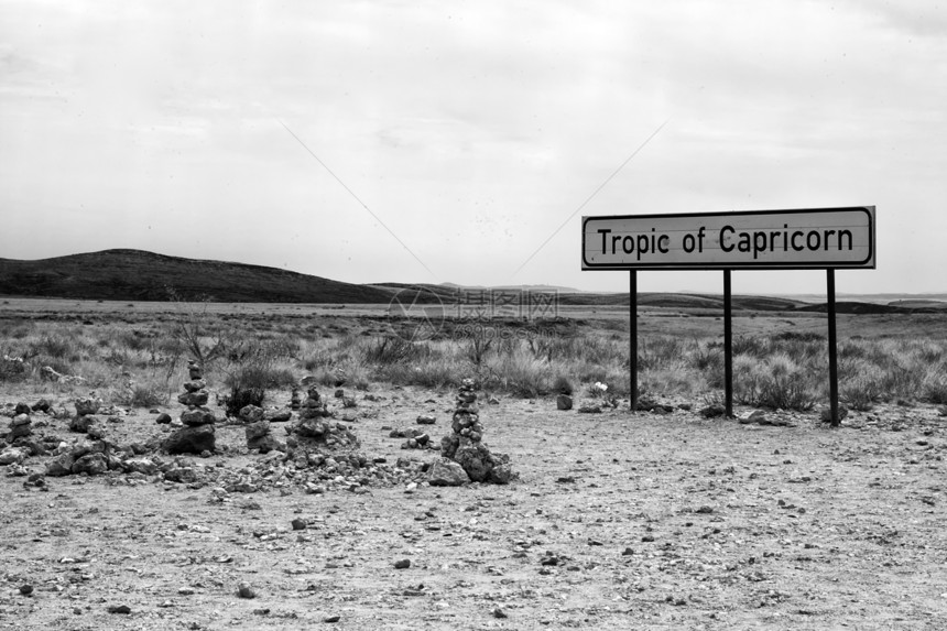 在非洲纳米比亚的一条公路旁图片