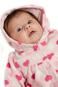 微笑的婴儿眼睛粉色白色背景图片