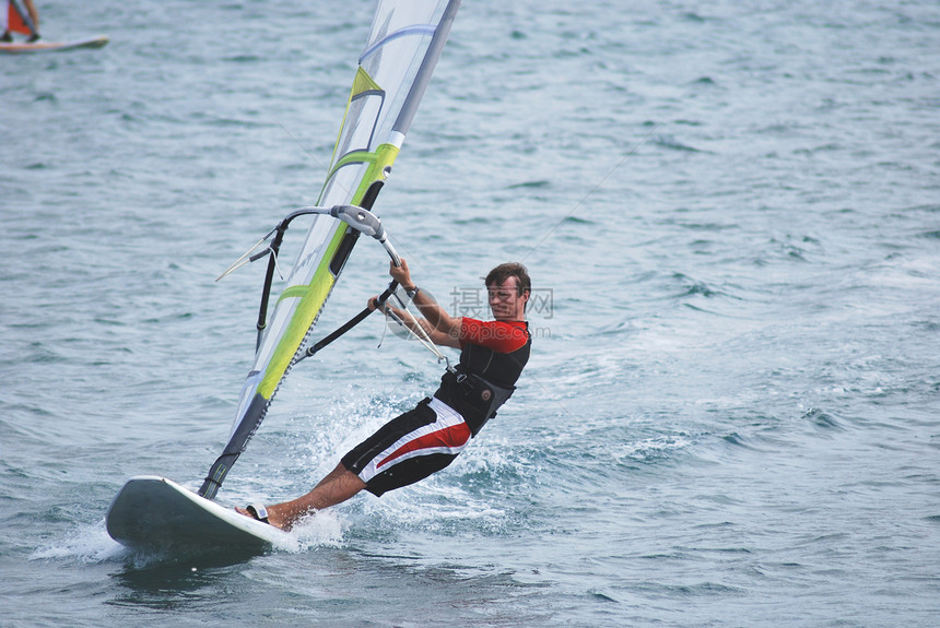 移动时的风向火鸡风帆运动男人木板浪者飞溅冲浪图片