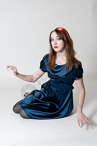 穿着蓝裙子的女孩衣服魅力蓝色浪漫女性童话工作室女士成人故事背景图片