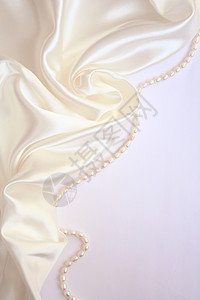 以珍珠为婚礼背景的平滑 优雅的白丝绸礼物魅力宝藏光泽度白色项链珠宝宝石奢华展示背景图片