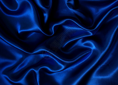平滑优雅的蓝色丝绸海浪投标折痕布料纺织品材料织物曲线银色背景图片