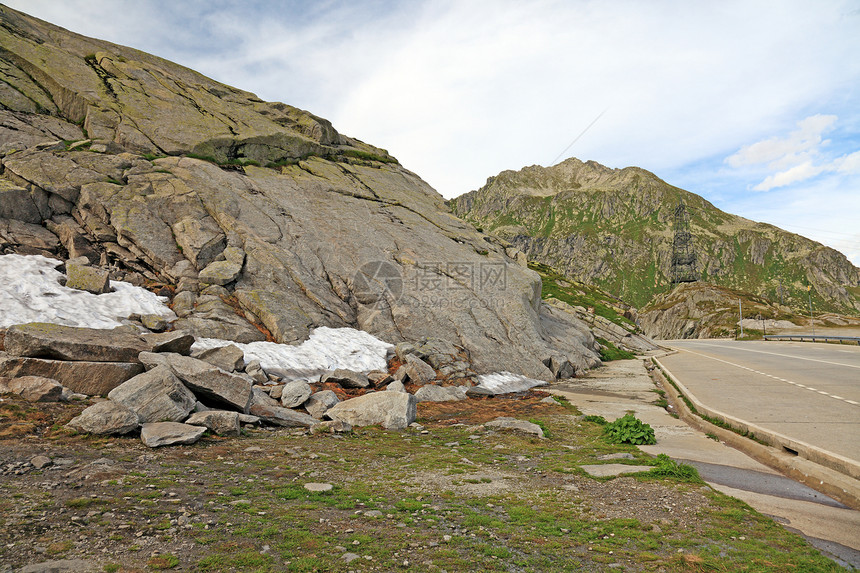 夏天穿过阿尔卑斯山的公路 还有雪图片