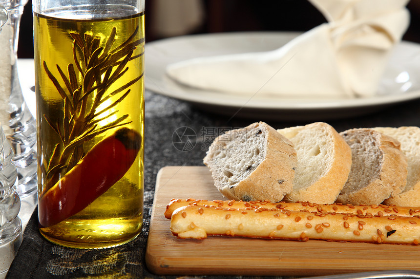 面包和橄榄油午餐美食辣椒餐厅瓶子用餐营养盘子食物迷迭香图片
