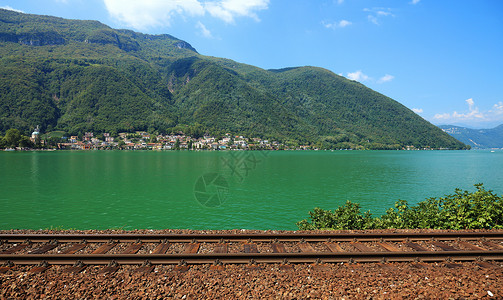 靠近欧洲湖边的瑞士铁路高清图片