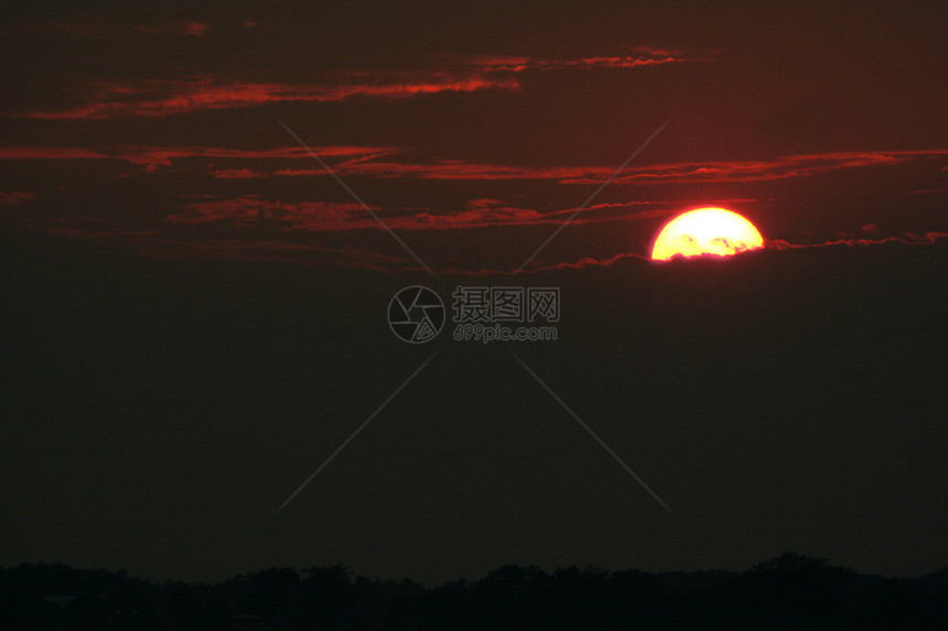 太阳从云中升起地平线环境橙子水平日落林线图片