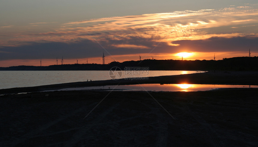日落和反射水坑橙子海浪海岸公园耀斑太阳地平线海滩图片