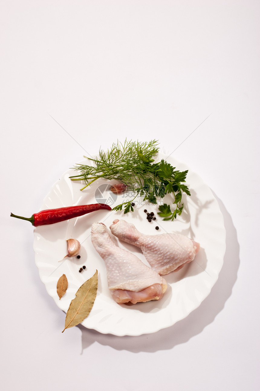 鸡腿盘子香菜胡椒黑色食物香料味营养饮食图片