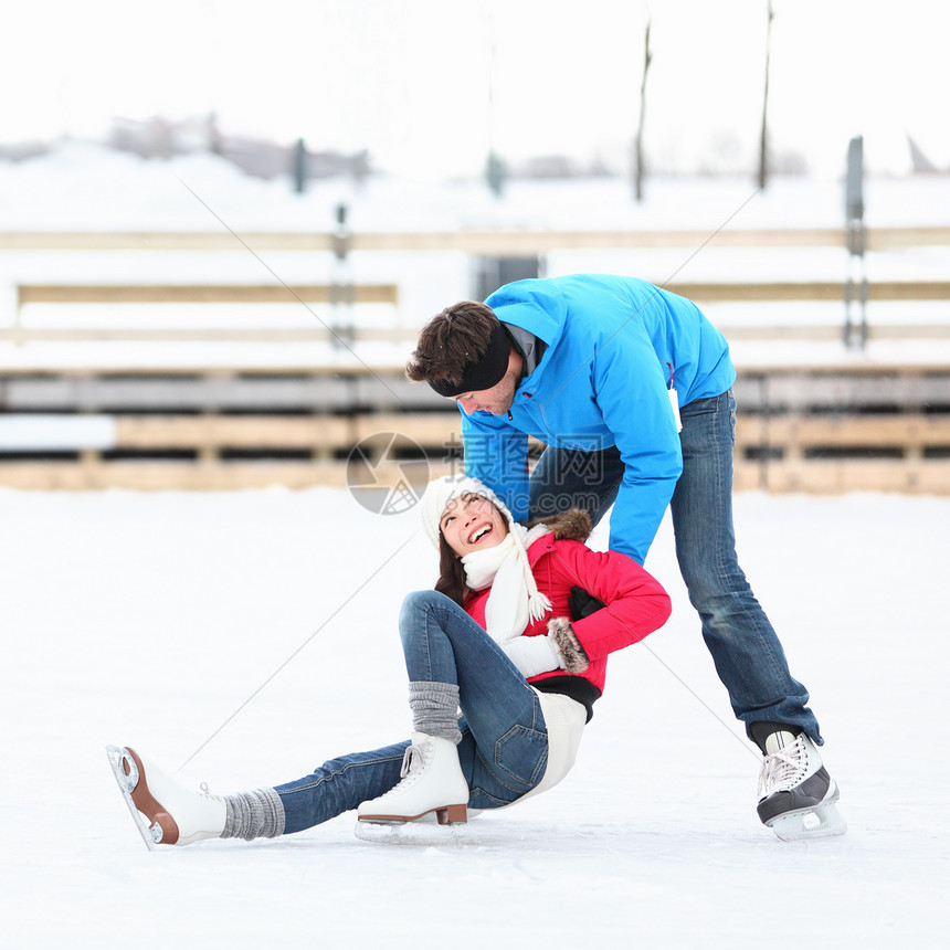 滑冰情侣冬季游乐图片