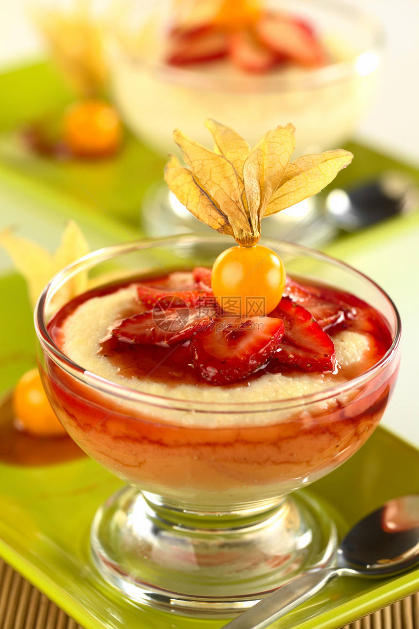 与草莓的西莫丽娜酸浆照片甜点水果浆果食物玻璃图片